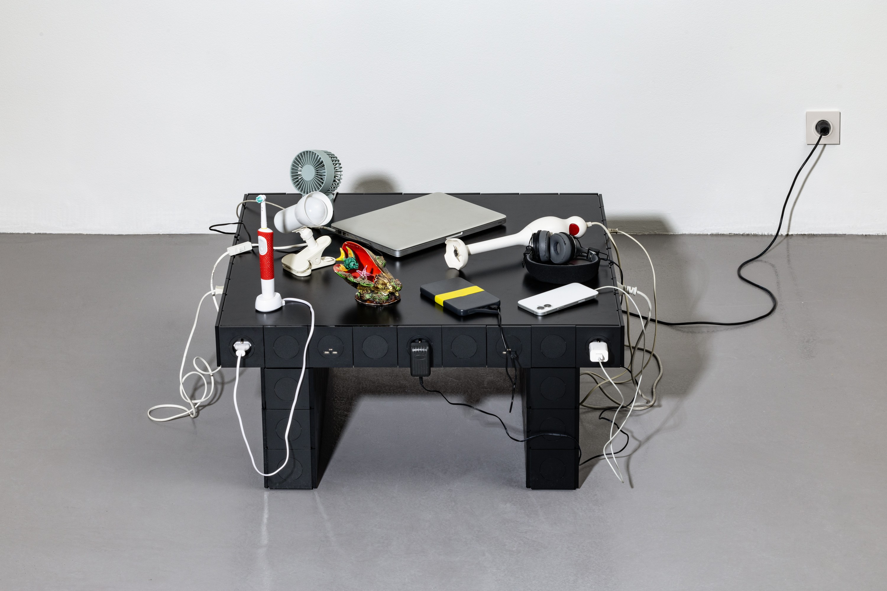 Volt Face : le studio 5•5 dessine du mobilier en partant d'interrupteurs et de prises électriques — illustration 2