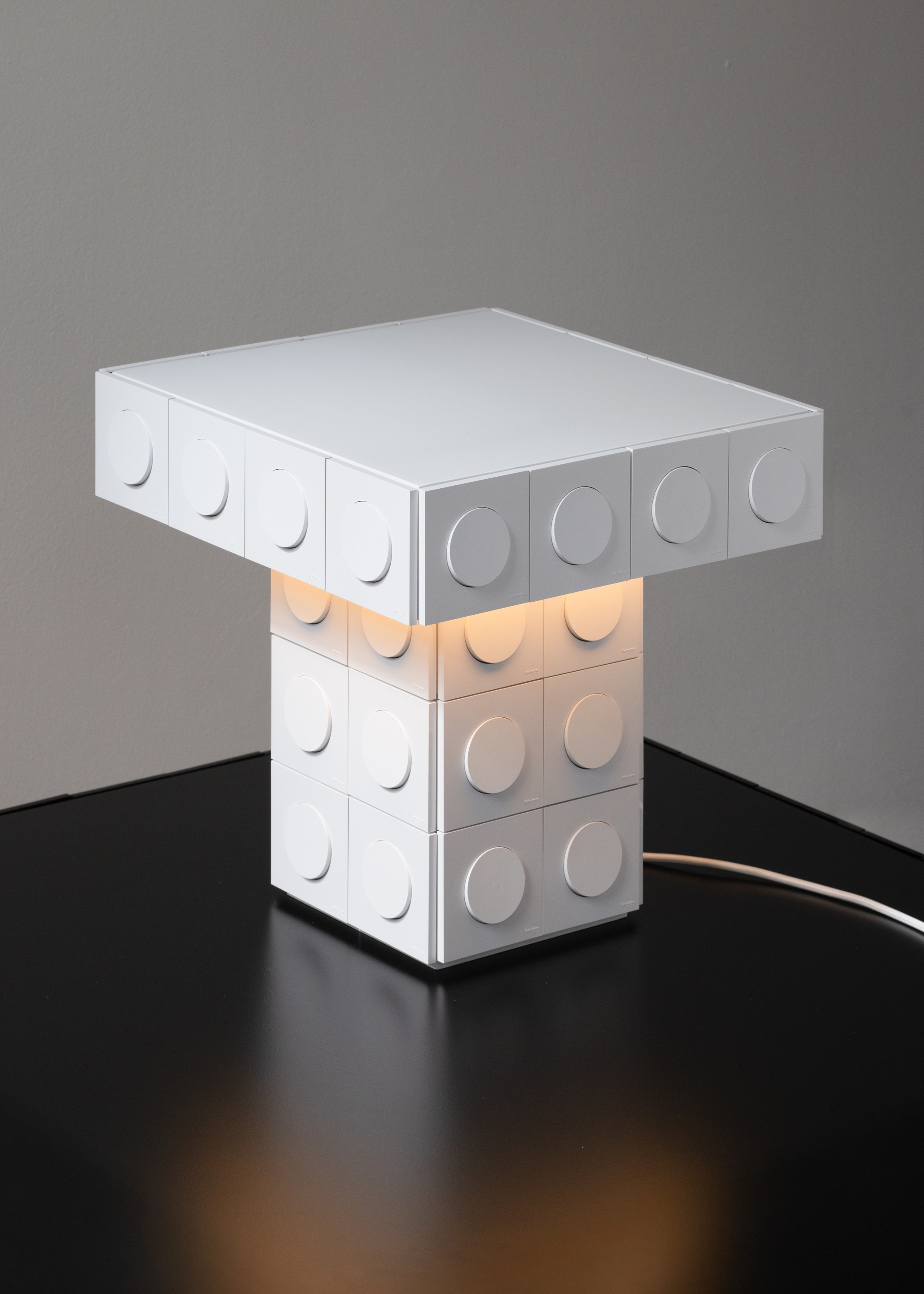 Volt Face : le studio 5•5 dessine du mobilier en partant d'interrupteurs et de prises électriques — illustration 3