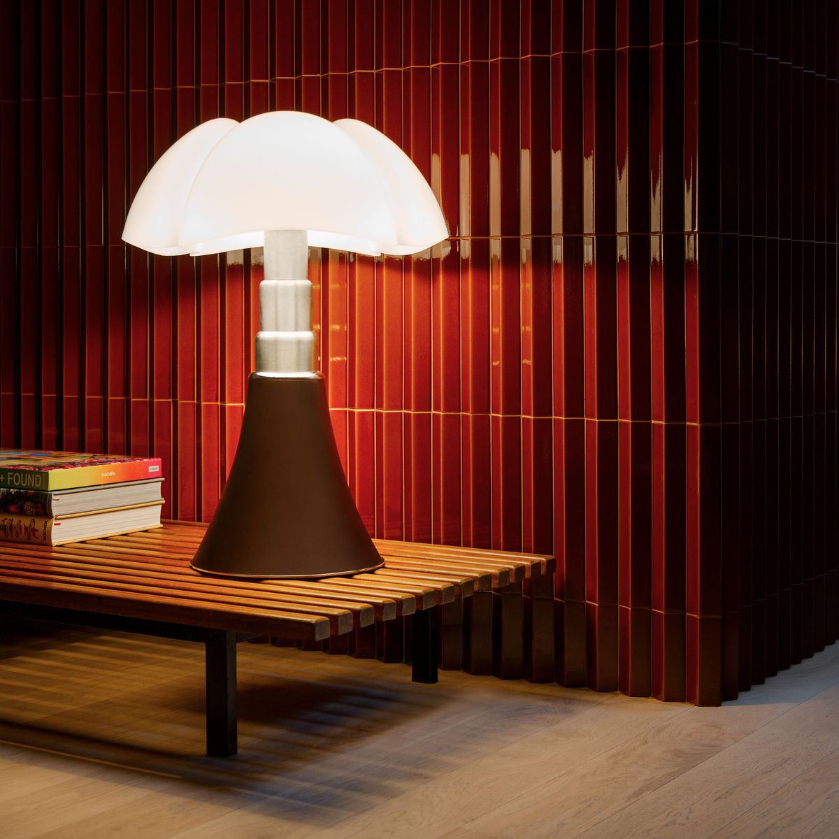 Lampada Pipistrello (Gae Aulenti): l'originale e le repliche — couverture article Beyit Magazine