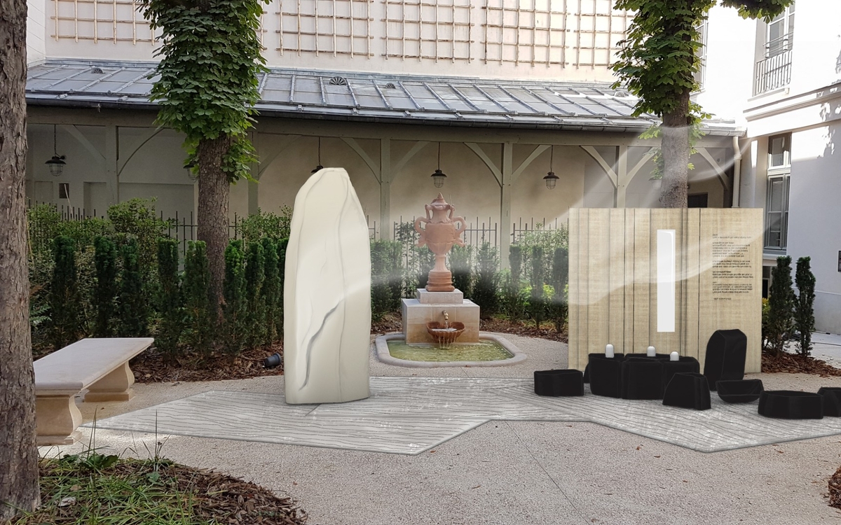 Anankè : un menhir qui fume dans la cour de Victor Hugo
