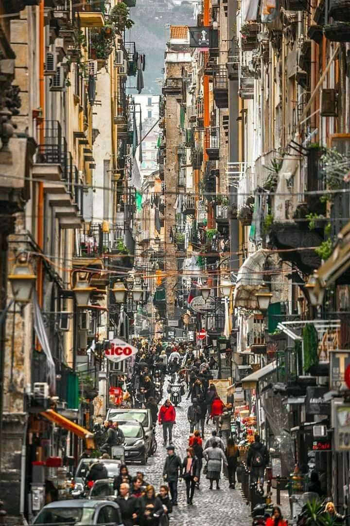 Naples: the city, its workshops, its colours — couverture article Beyit Magazine
