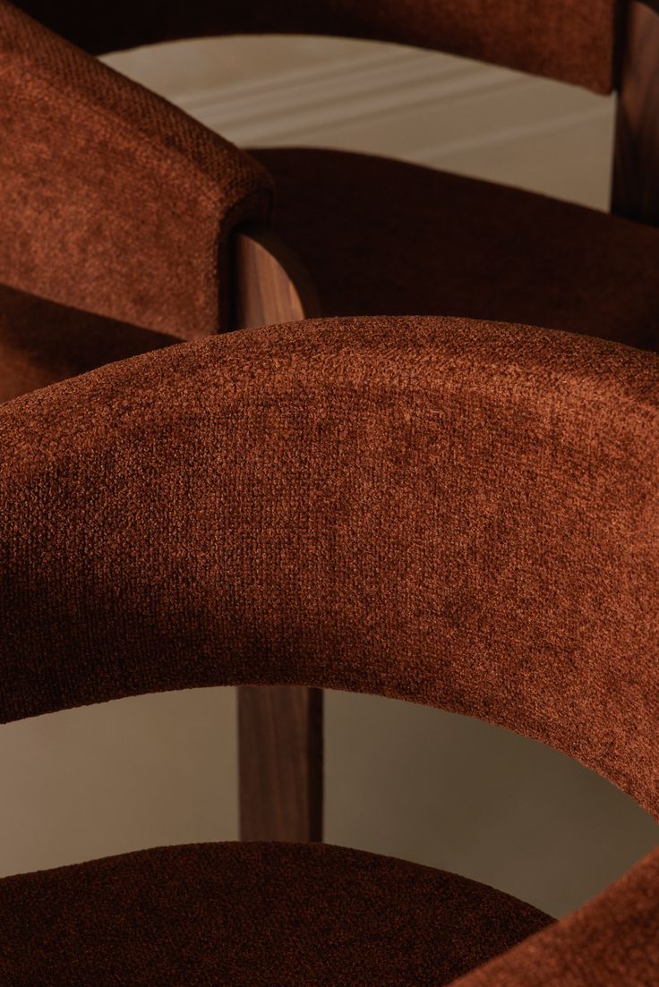 Velours et mohair : les tissus qui font les canapés vintage — Beyit Magazine