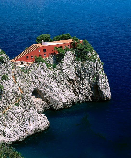 Villa Malaparte, Capri: il rosso sulla scogliera — couverture article Beyit Magazine