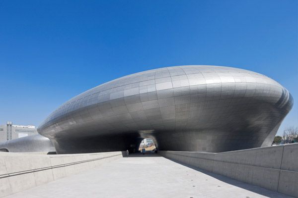 Zaha Hadid: The Curve That Bent Architecture — couverture article Beyit Magazine