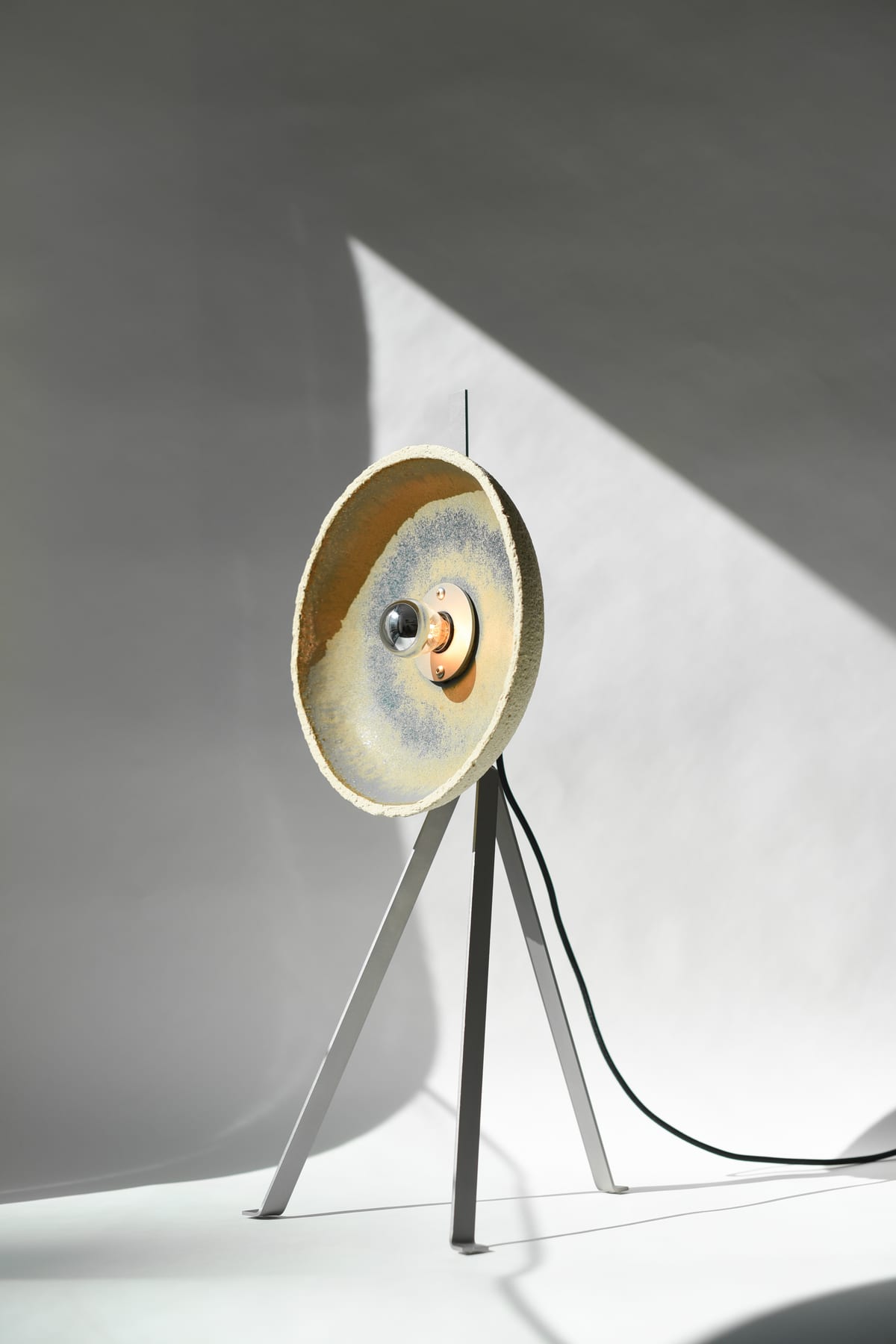 Parabole lampe à poser — terre blanche, émail canard mat
