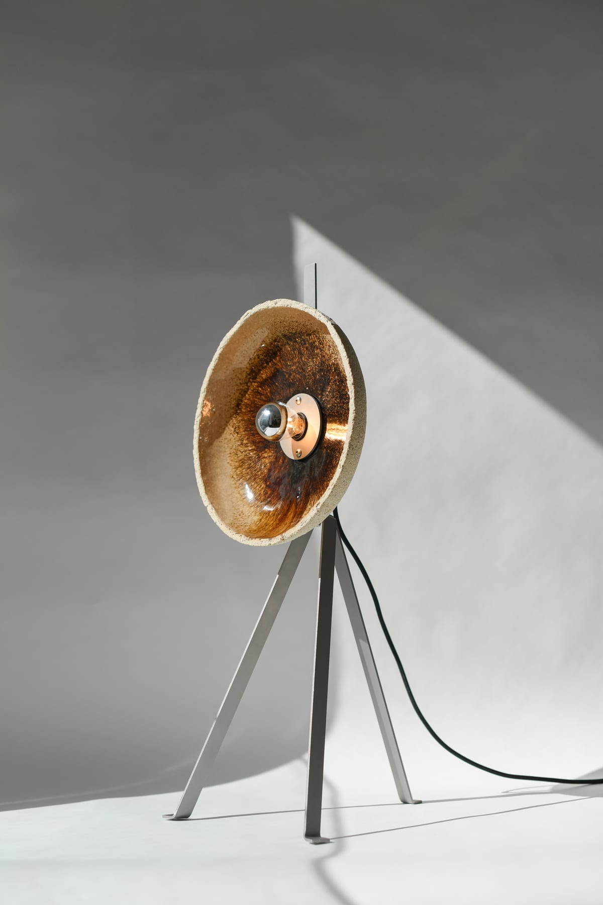 Parabole lampe à poser — terre blanche, émail tiramisu