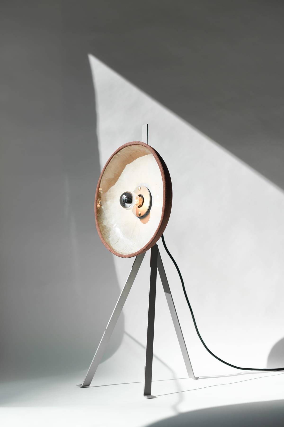 Parabole lampe à poser — terre rouge, émail blanc