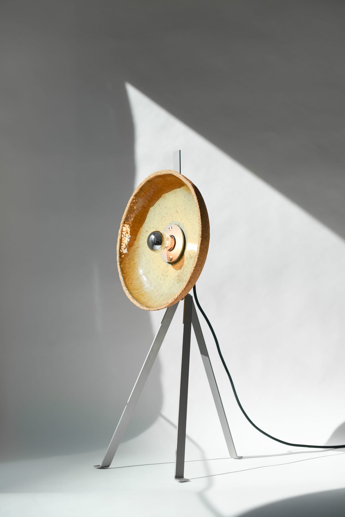 Parabole lampe à poser — terre rousse, émail lichen